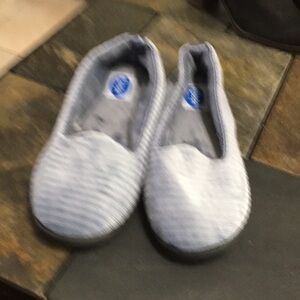 Floopi Very soft house shoes. Blue, size 9-10